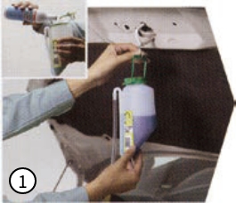 吸気系統洗浄剤を専用アプリケーターに移し替え、ボンネットの適当な場所に設置します。