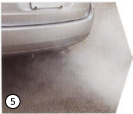 吸気系統洗浄剤注入中、マフラーから白煙や水が排出されますが、これはエンジン内部を洗浄しているため起こる現象です。