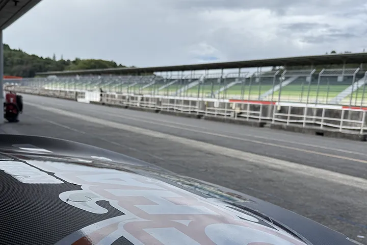 マシンのボンネット越しに見たサーキットのホームストレート