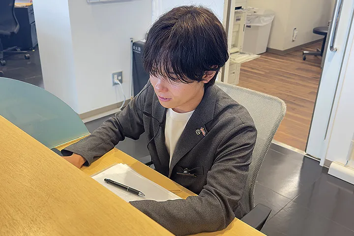 店舗の商談カウンターで仕事をする様子