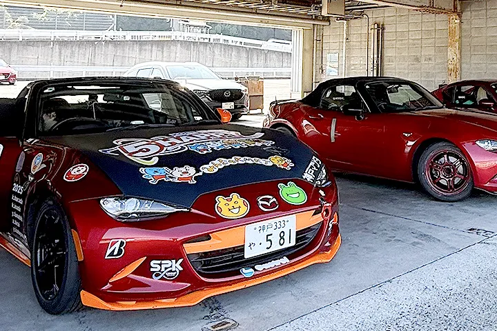 ピットガレージに並ぶチームのマシン