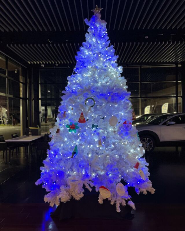 @kobemazda_amagasaki ◀◁◀他の投稿はこちらから☜

いつもInstagramをご覧いただきありがとうございます😊

クリスマス本番🎅
お客様が飾り付けいただいたクリスマスツリーが遂に完成しました！🎄.*

皆さんはどのようなクリスマスをお過ごしでしょうか🎅

こんなに素敵なクリスマスツリーが見られるのもいよいよ明日がラスト😢

クリスマスは今日で終わってしまいますが、是非余韻を感じに来てください🦌

皆様のご来場お待ちしております☺️

 #マツダ #神戸マツダ #尼崎 #クリスマス #クリスマスイベント #オーナメント作り #サンタクロース #mazda #kobemazda #cx5 #cx8 #cx30 #cx3 #cx60 #mazda2  #mazda3 #mazda6ロードスター #roadstar #mx30 #ロータリー #ロータリーev